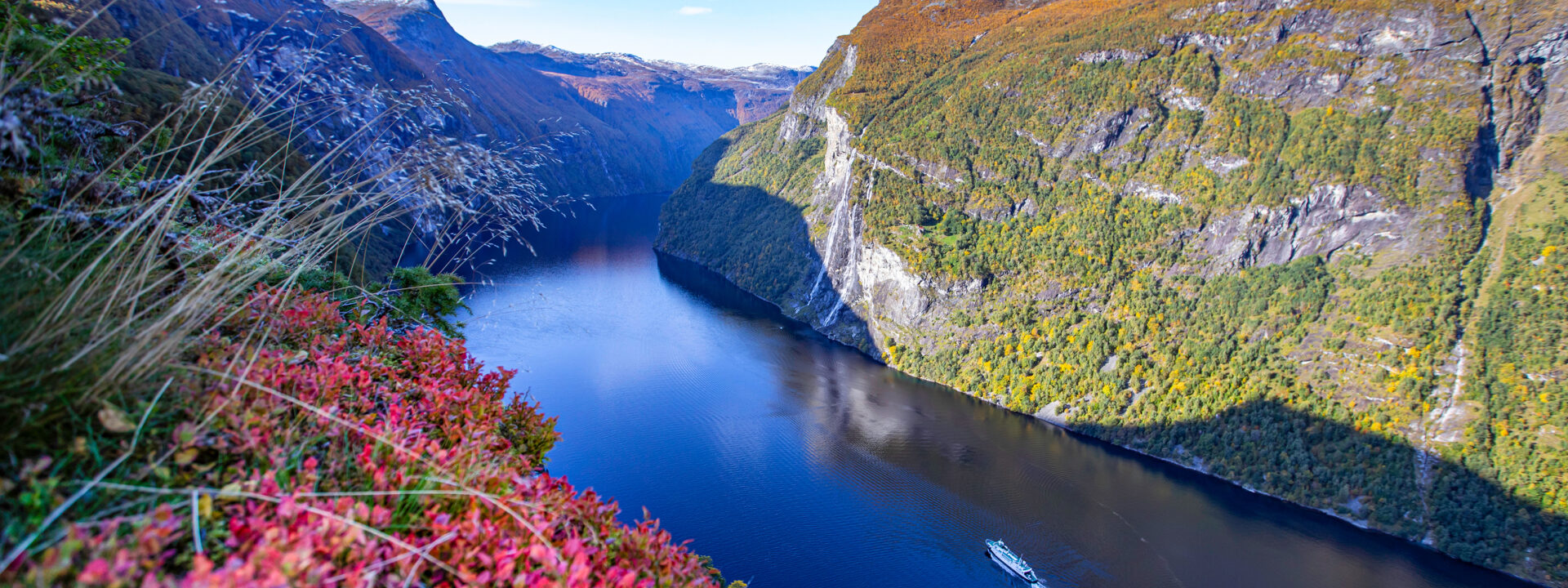 Geirangerfjorden er 15 km lang og strekker seg mellom Hellesylt og Geiranger. Fjorden er nærmere 260 meter på det dypeste, mens fjellene rundt ruver opp mot 1600-1700 meter over havet.