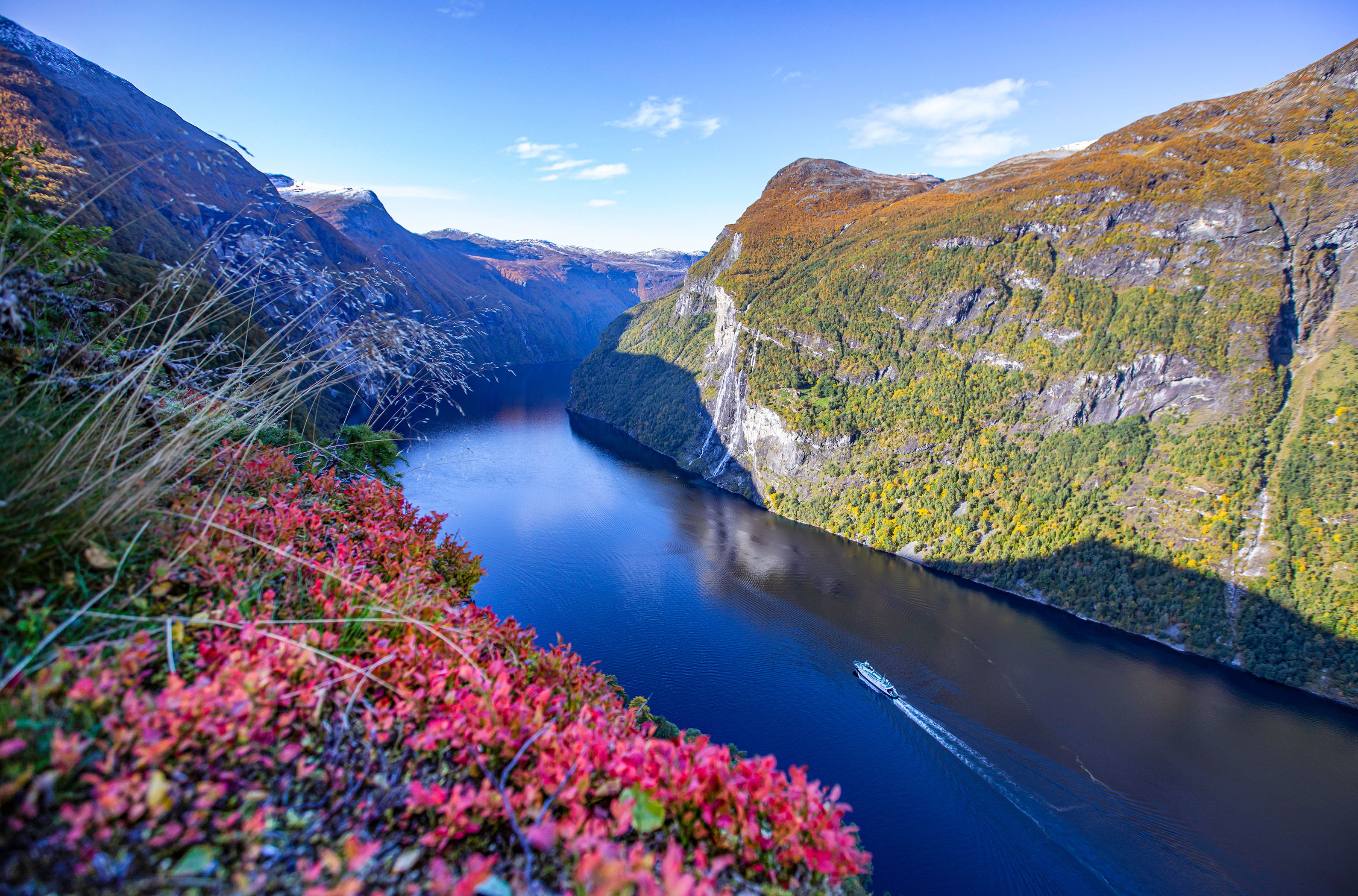 Geirangerfjorden er 15 km lang og strekker seg mellom Hellesylt og Geiranger. Fjorden er nærmere 260 meter på det dypeste, mens fjellene rundt ruver opp mot 1600-1700 meter over havet.